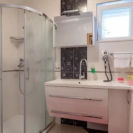 Viva La - Two-bedroom With Shared Pool Apartment