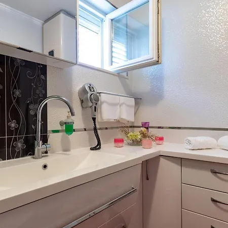 Apartment Viva La - Two-bedroom With Shared Pool *