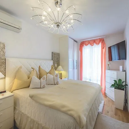 Viva La - Two-bedroom With Shared Pool *