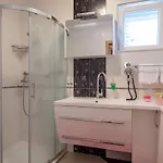 Viva La - Two-bedroom With Shared Pool Apartment