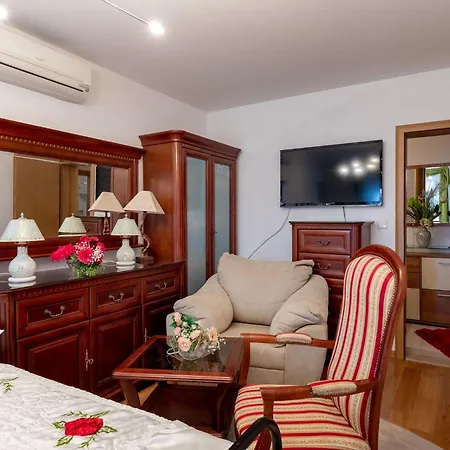 Apartment Viva La - Two-bedroom With Shared Pool
