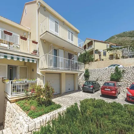 Viva La - Two-bedroom With Shared Pool Apartment