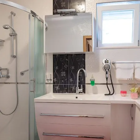 Viva La - Two-bedroom With Shared Pool 아파트 챠브타트