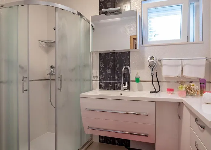 Viva La - Two-bedroom With Shared Pool Apartment