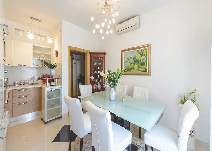 Apartment Viva La - Two-bedroom With Shared Pool *