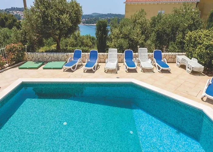 Viva La - Two-bedroom With Shared Pool