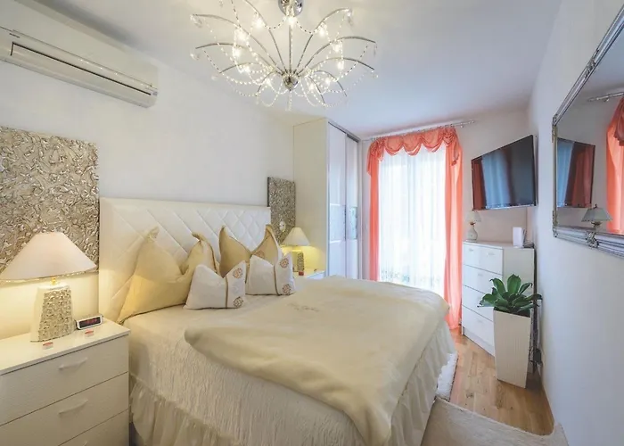 Viva La - Two-bedroom With Shared Pool *