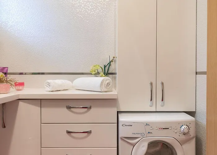 Viva La - Two-bedroom With Shared Pool Apartment *