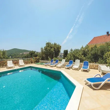 Viva La - Two-bedroom With Shared Pool 챠브타트
