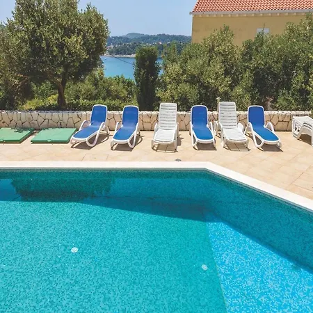 Viva La - Two-bedroom With Shared Pool