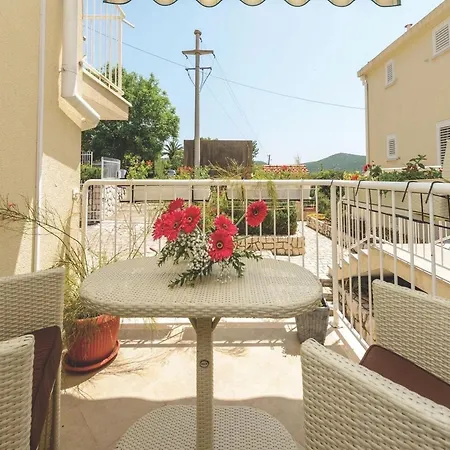 Viva La - Two-bedroom With Shared Pool Apartment *