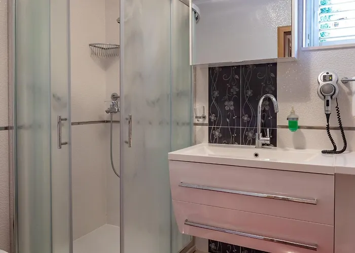 Viva La - Two-bedroom With Shared Pool 챠브타트