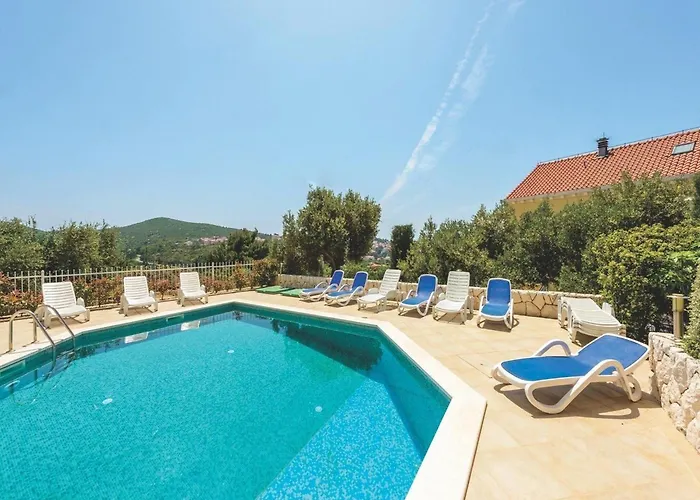 Viva La - Two-bedroom With Shared Pool 챠브타트