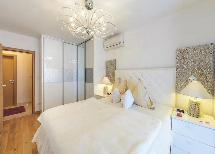 Viva La - Two-bedroom With Shared Pool 아파트 챠브타트
